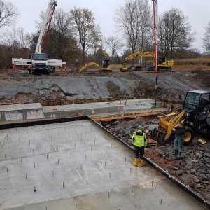 Ausführung Fundamentarbeiten und Errichtung mehrerer Bodenplatten
