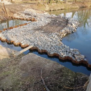 Wasserbau: Herstellung Spundwandverbau und Errichtung befahrbarer Arbeitsdamm im Fluss
